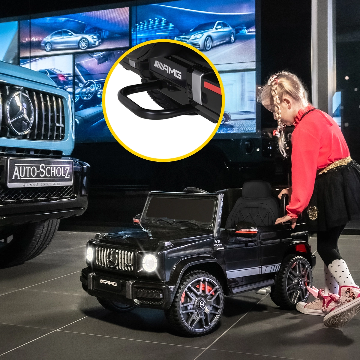 Praktischer Transportgriff und -rollen Mädchen schaut in das Innere des Kinder-Elektroautos, vergrößerter Transportbügel